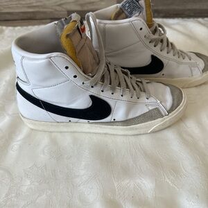 Nike women’s Blazer Mid  ’77 white and black